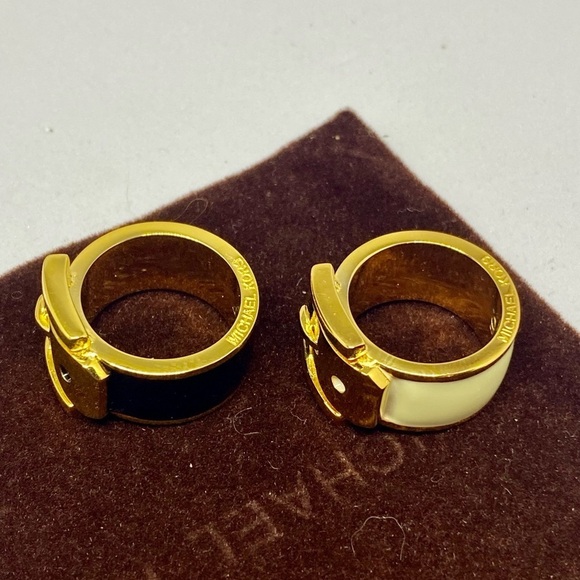 Bundle of 2 Michael Kors Buckle Enamel Rings Black and White In Yellow Gold - Picture 3 of 3
